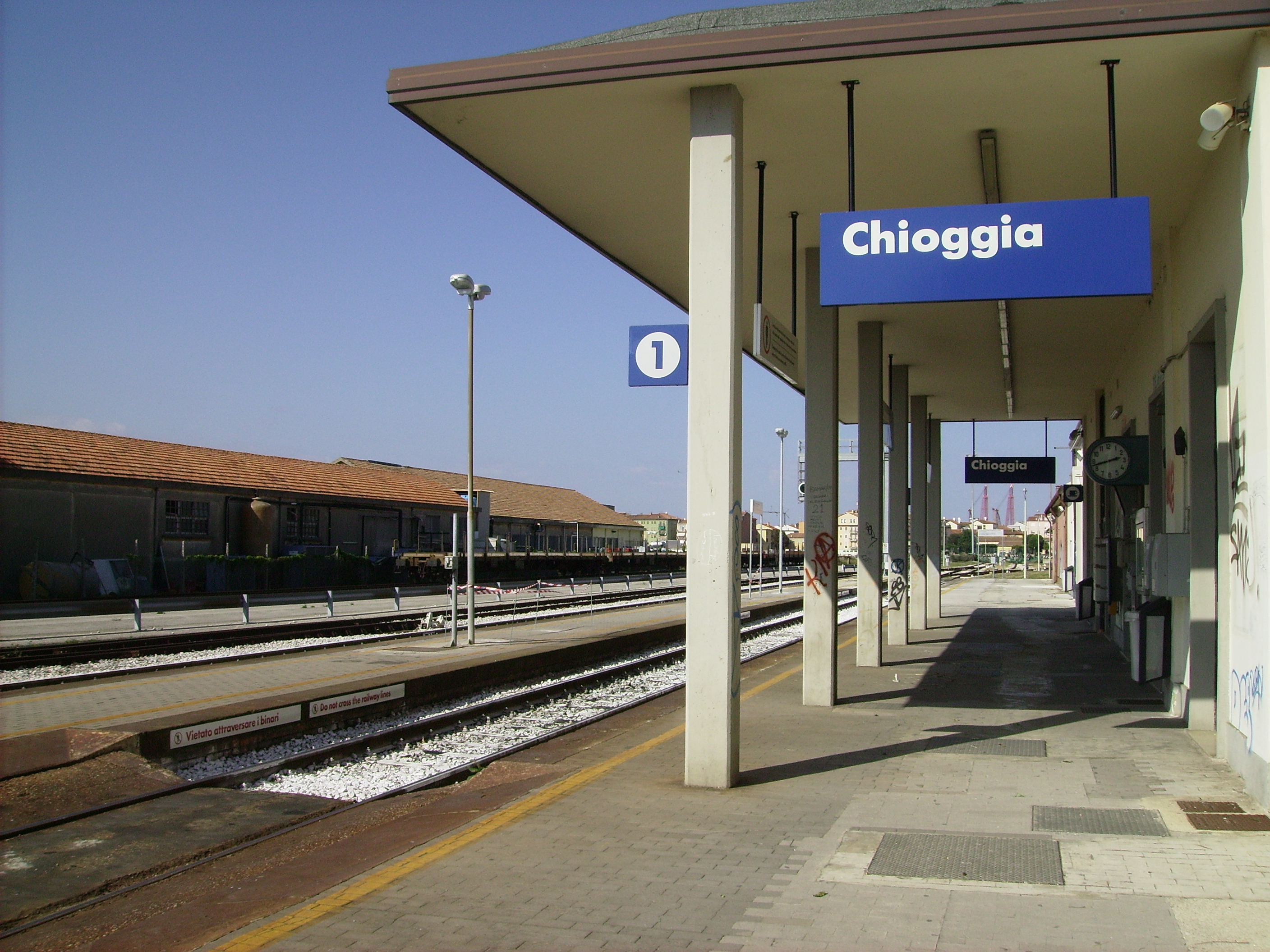 Ferrovia, i pendolari:”Riaprire la sala d’aspetto della stazione di Chioggia”