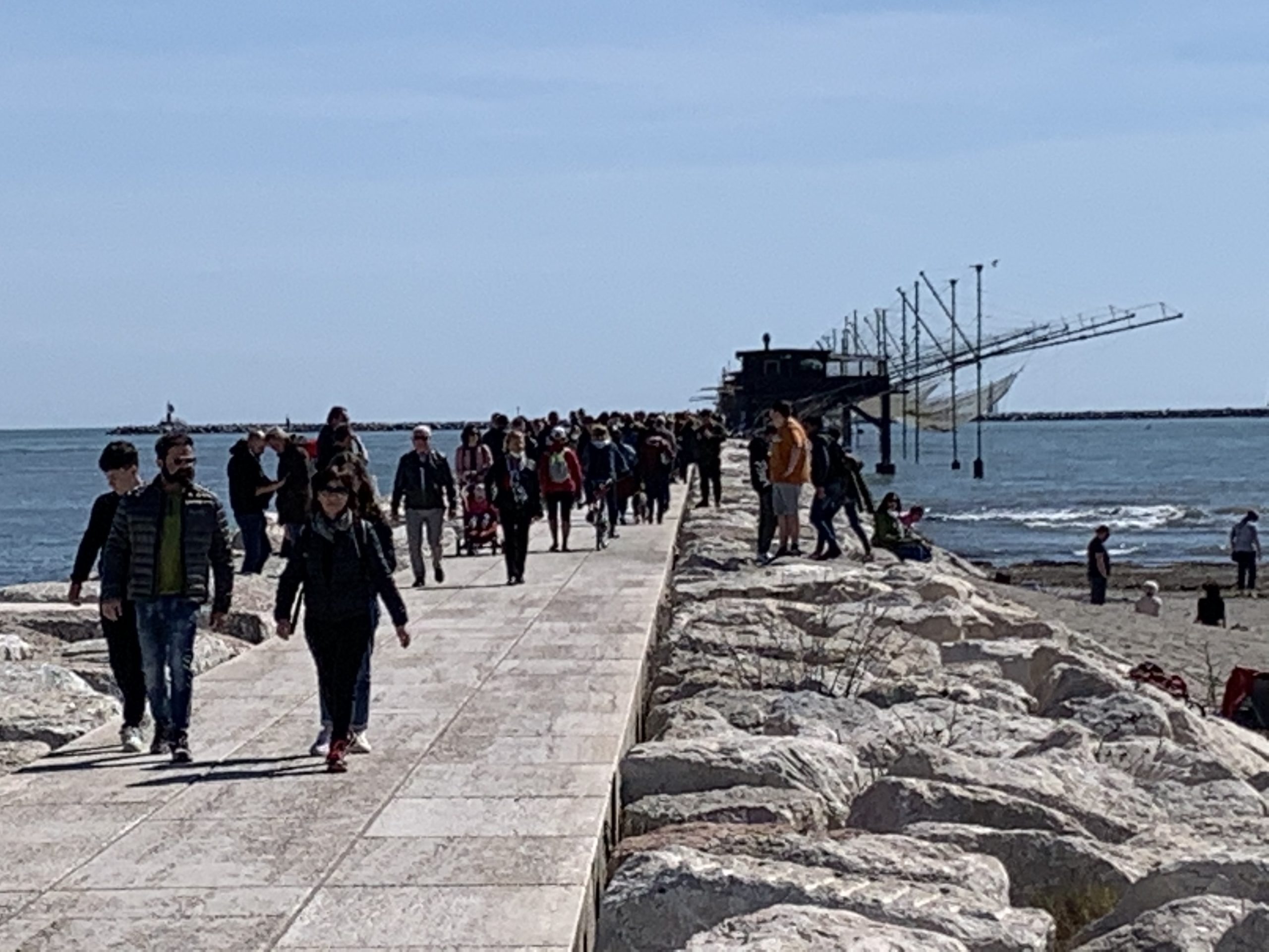Primo weekend di primavera, folla a Sottomarina: Primi turisti già in costume