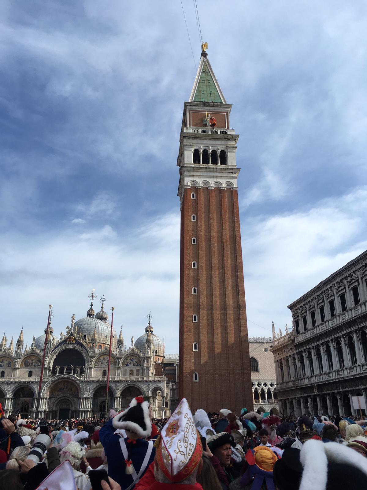 Dal campanile di San Marco cadono calcinacci in cemento armato