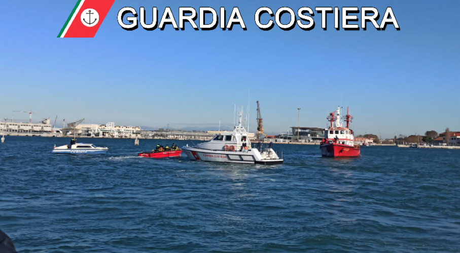 Collisione tra battello ACTV ed un mezzo di trasporto merci: È l’esercitazione della Guardia Costiera a Venezia
