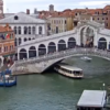 Venezia, vaporetto finisce contro il Ponte di Rialto: guasto al timone, nessun ferito