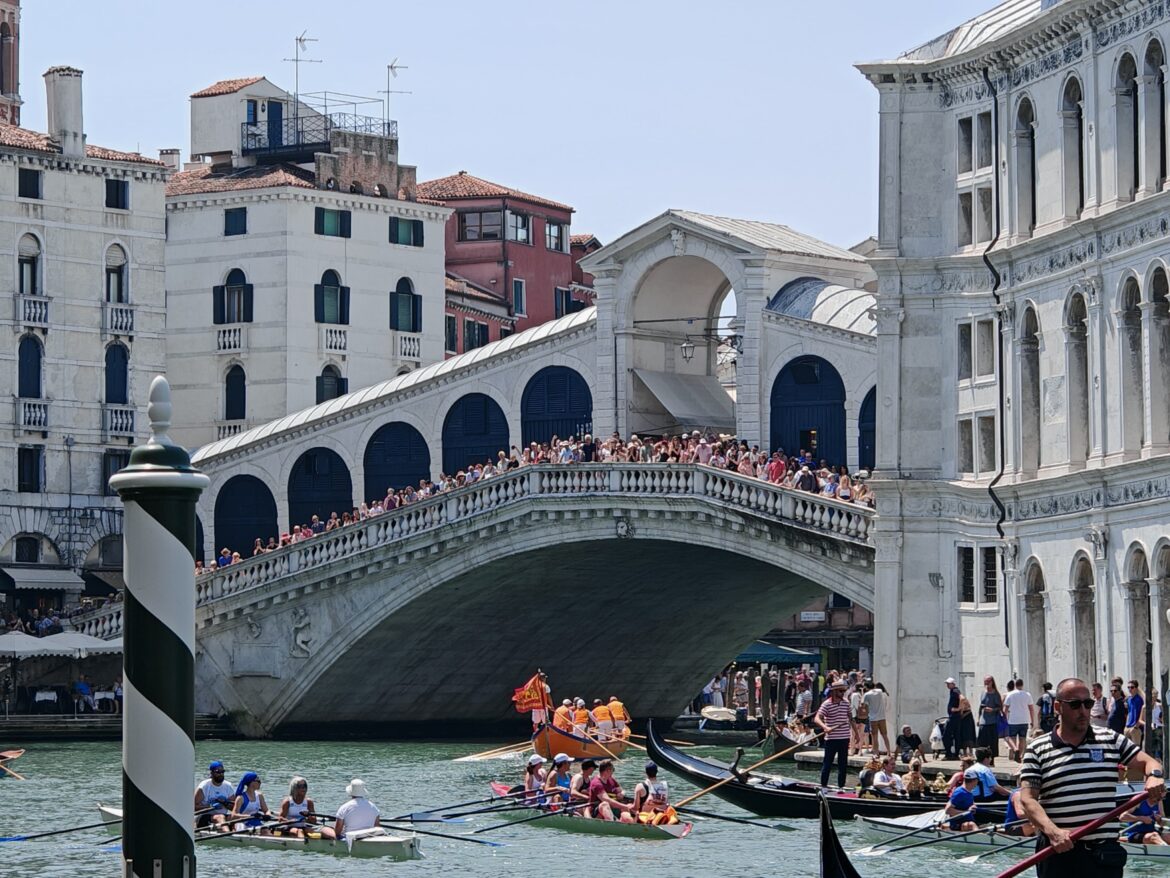 Oltre 7.500 rematori colorano la laguna: grande successo per la 49^ Vogalonga, tra festa, tradizione e soccorsi in mare